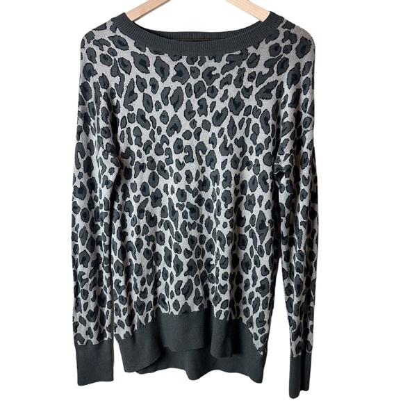 Isaac Mizrahi Gray Leopard Print Sweater Women Size Small Pullover‎ Crewneck - Picture 1 of 4